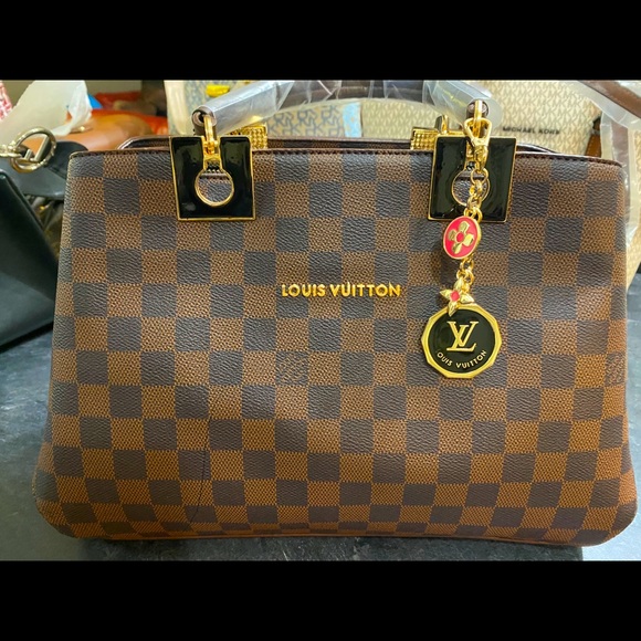 Meet your Posher, Gloria - Picture 1 of 5